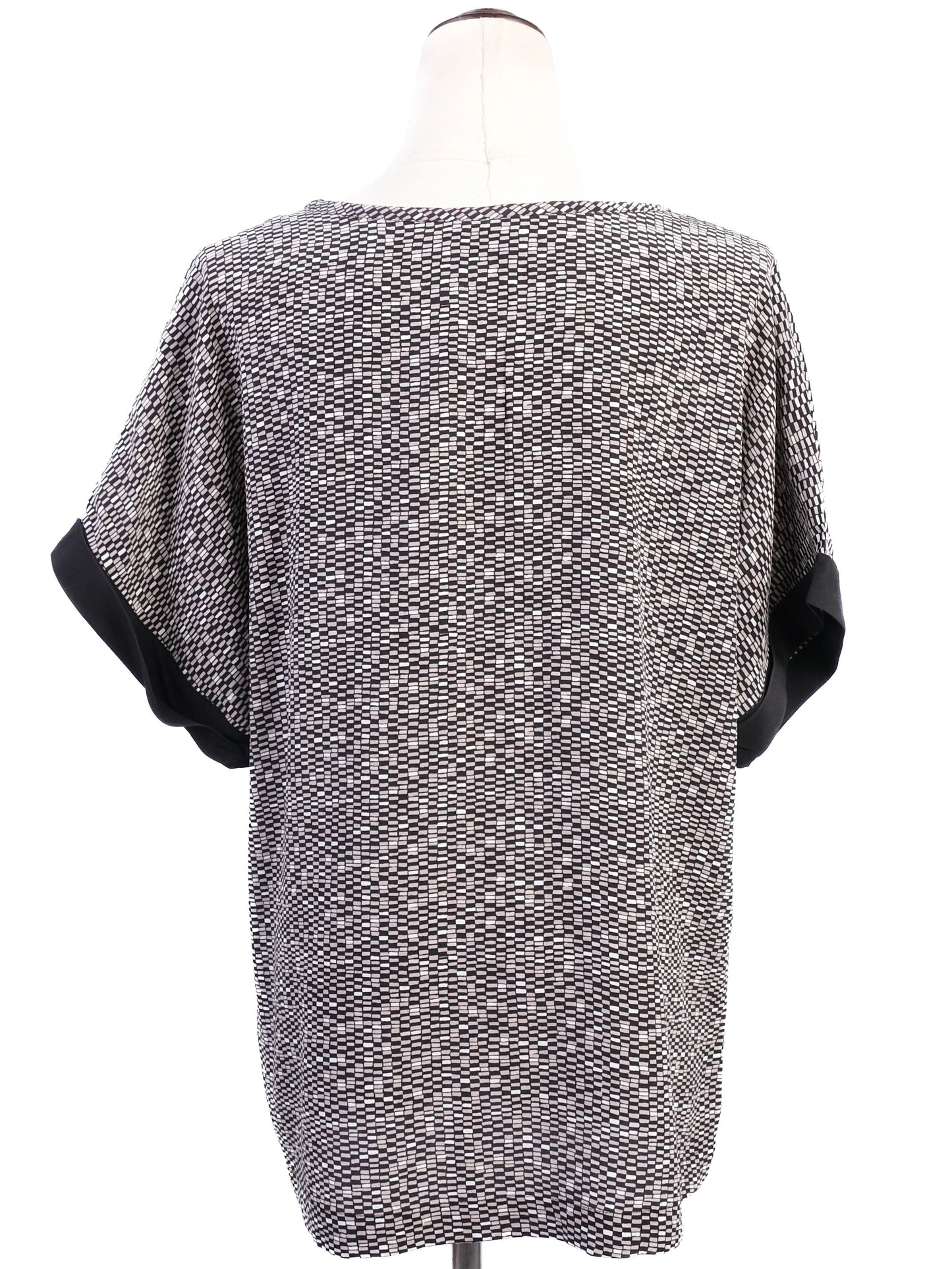 excellent vince black & white silk blouse size m with geometric pattern