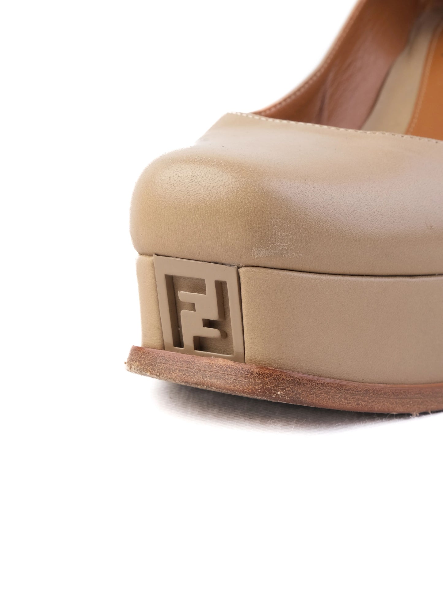 average condition fendi white leather high-heeled platform pumps
