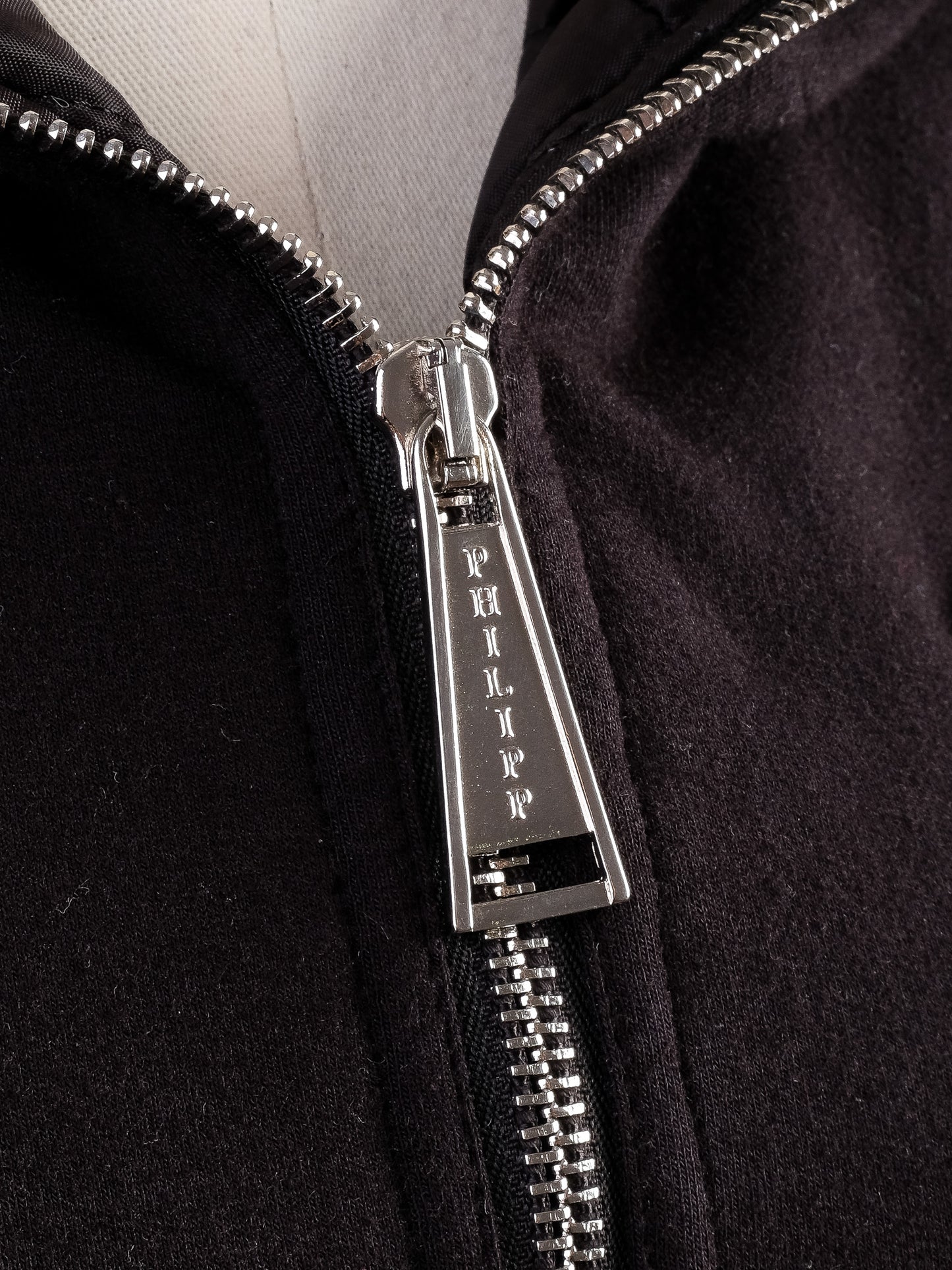 excellent phillipp plein black sleeveless hoodie with embellished crest