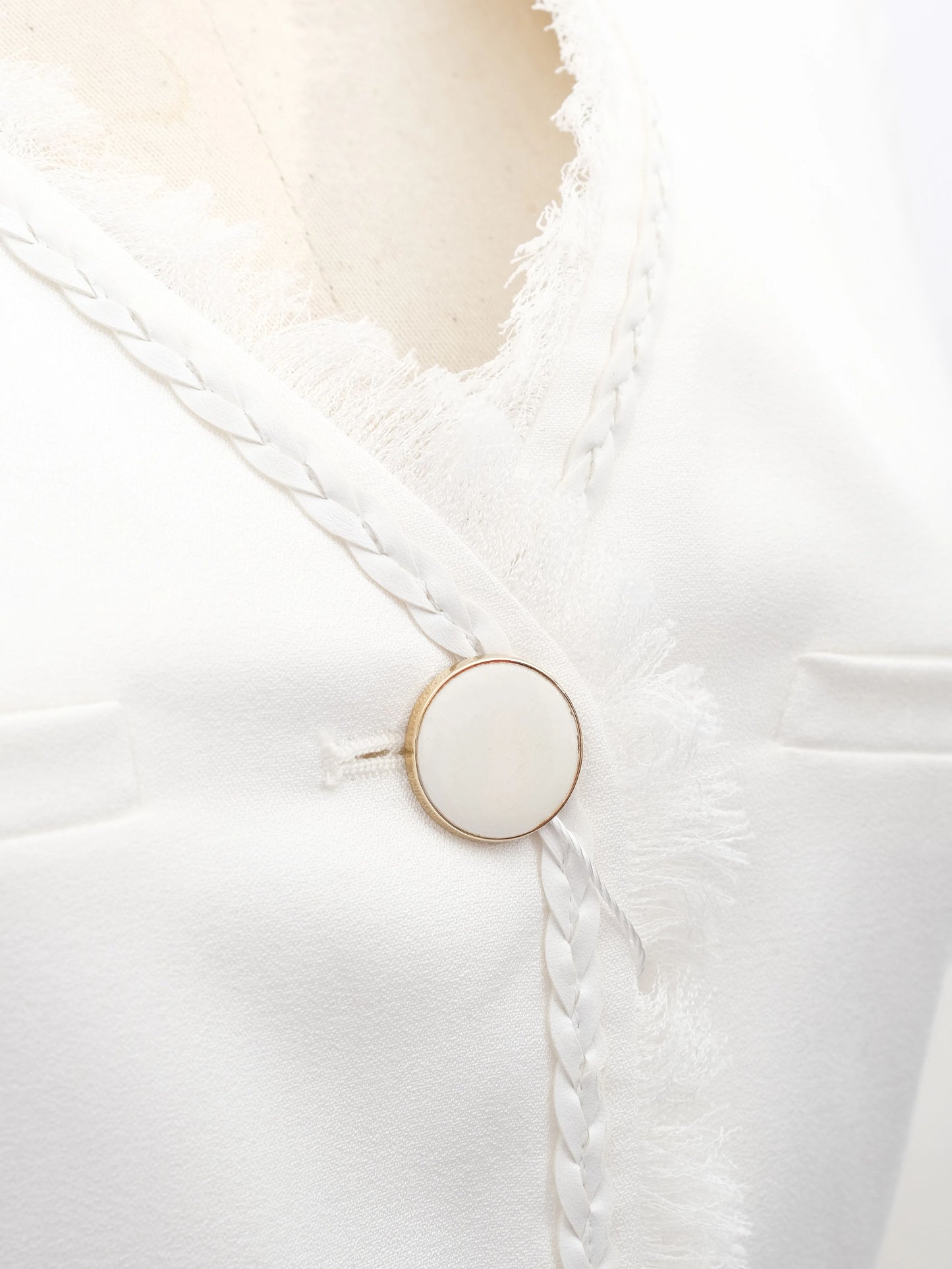 average bessini white viscose jacket size xs with decorative stitching