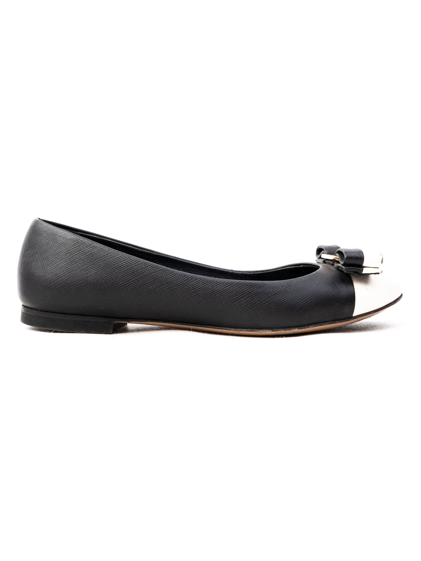 excellent salvatore ferragamo black & white leather flats with bow