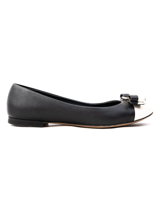 Excellent Salvatore Ferragamo Black & White Leather Flats with Bow