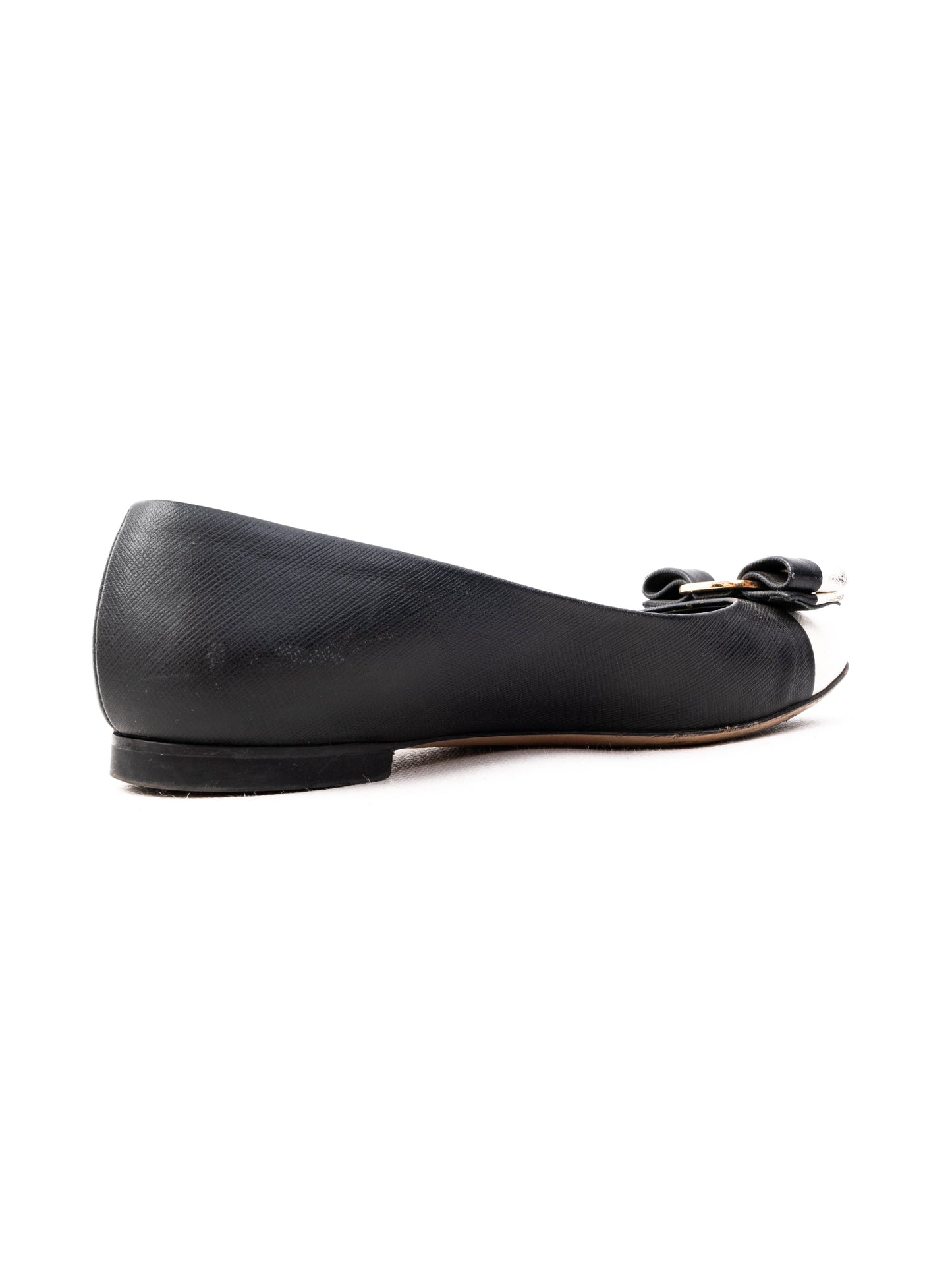 excellent salvatore ferragamo black & white leather flats with bow