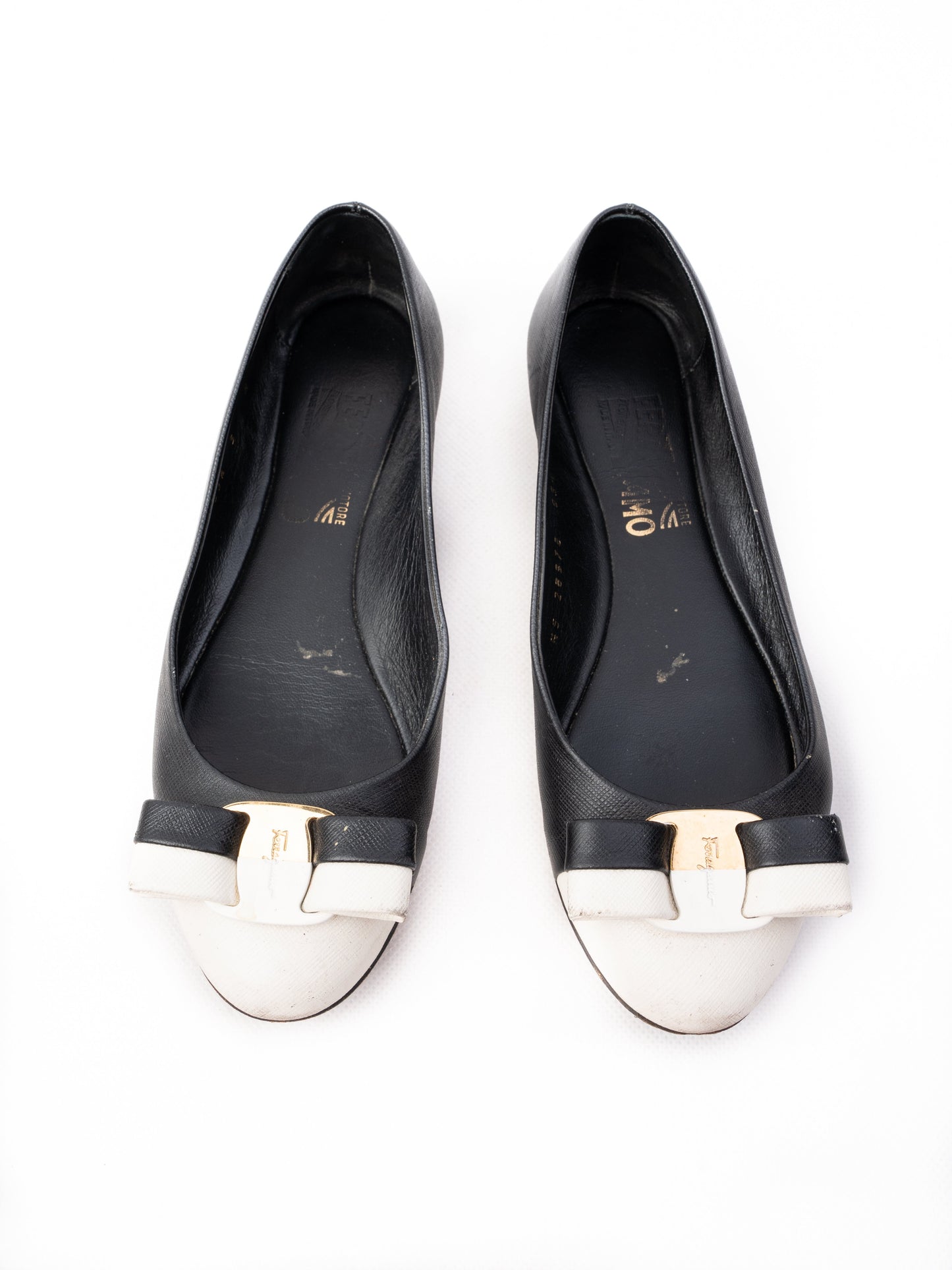 excellent salvatore ferragamo black & white leather flats with bow