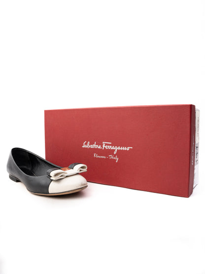 Excellent Salvatore Ferragamo Black & White Leather Flats with Bow
