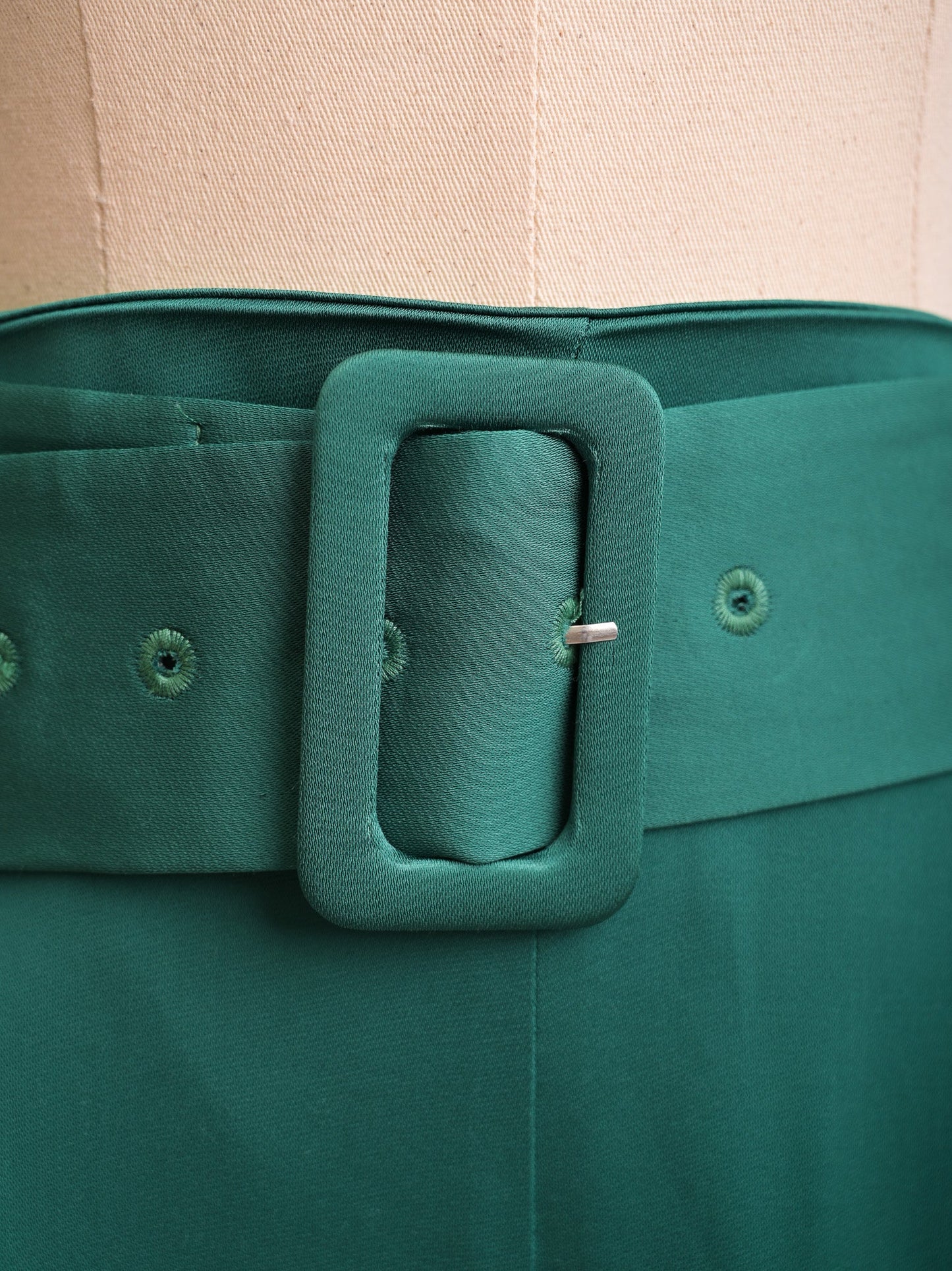 excellent uterque green viscose skirt with wide belt size m