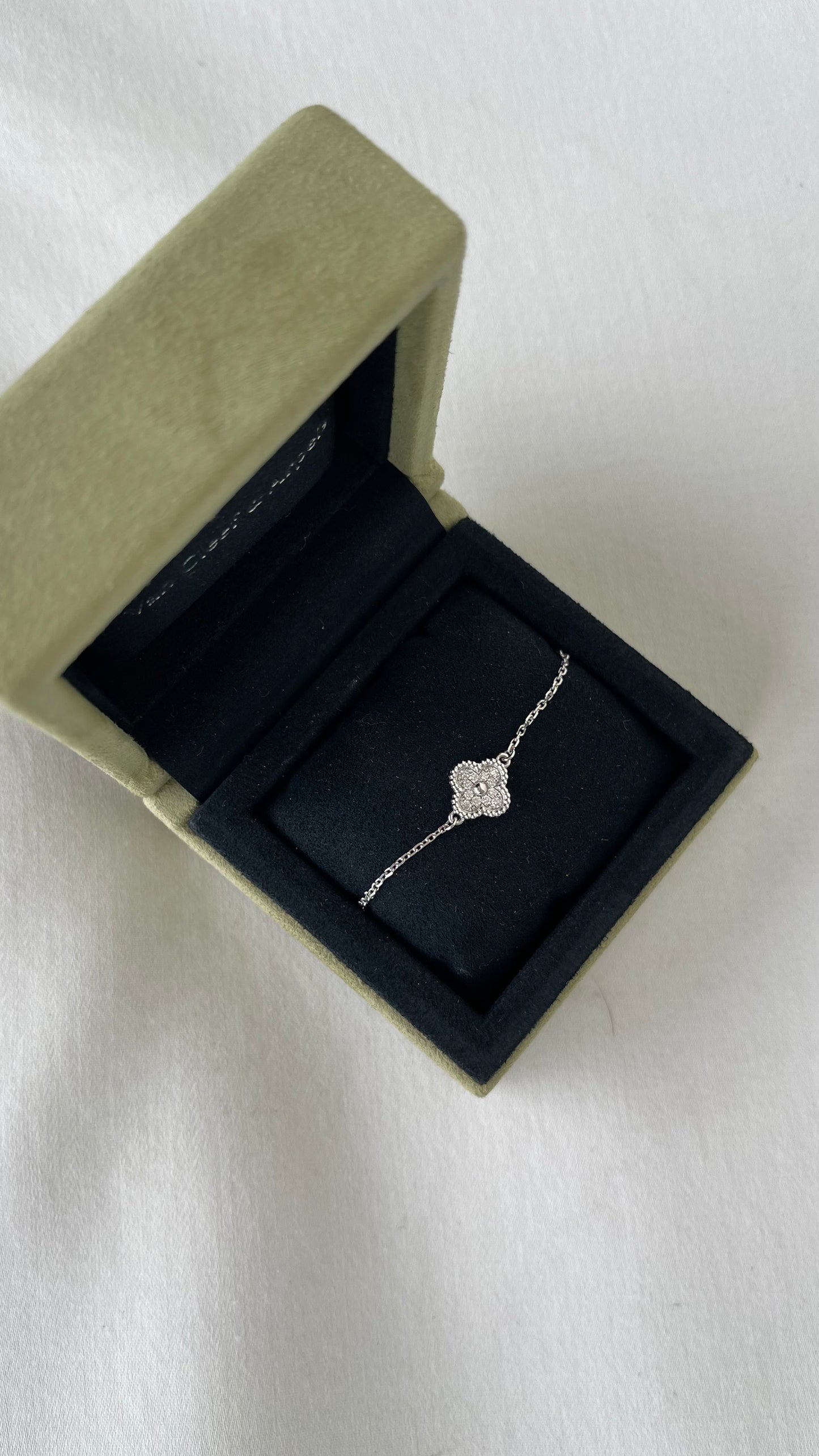 van cleef & arpels sweet alhambra diamond pave 1 motif white gold bracelet