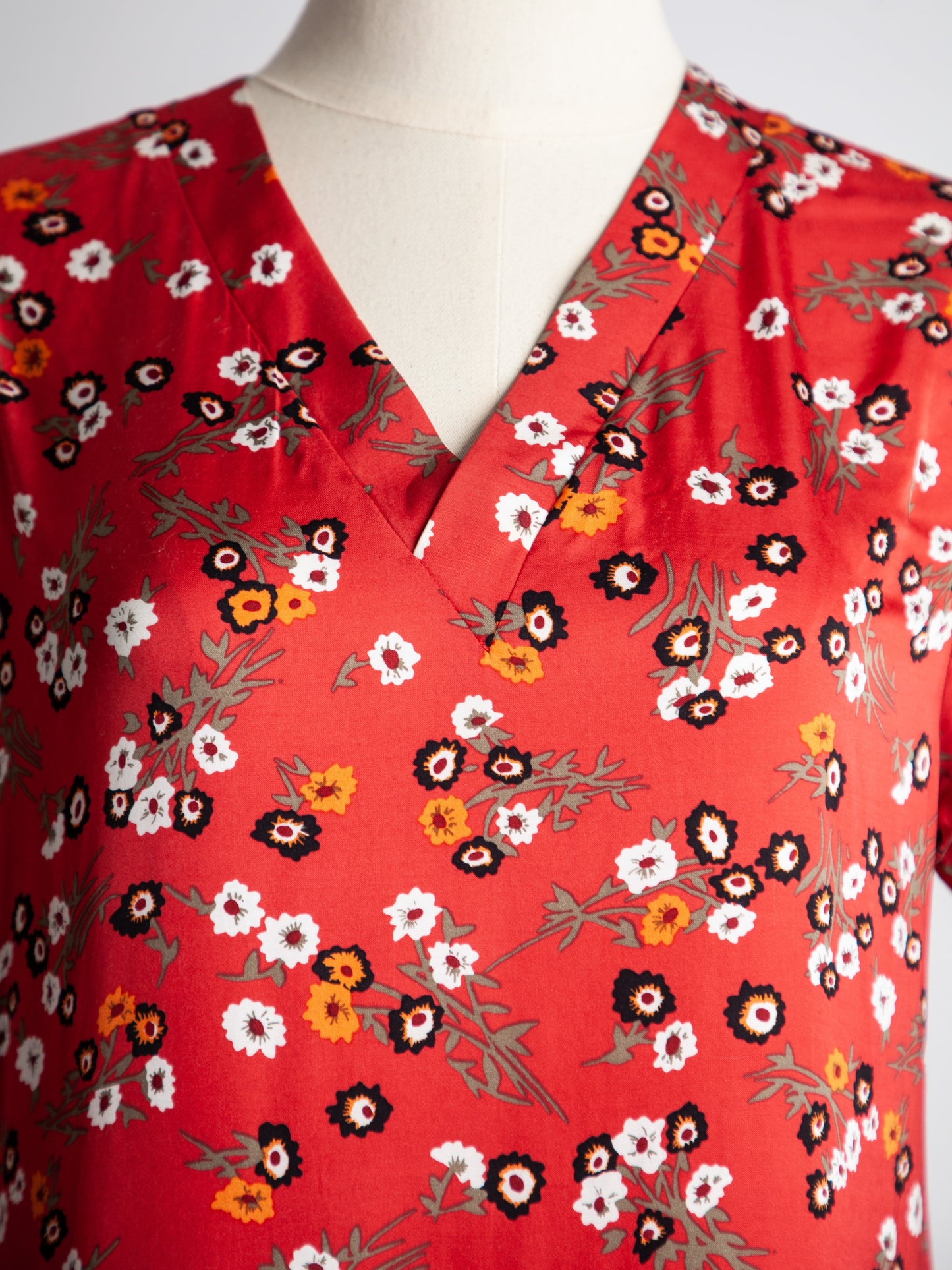 good maje red floral v-neck shirt size l viscose women