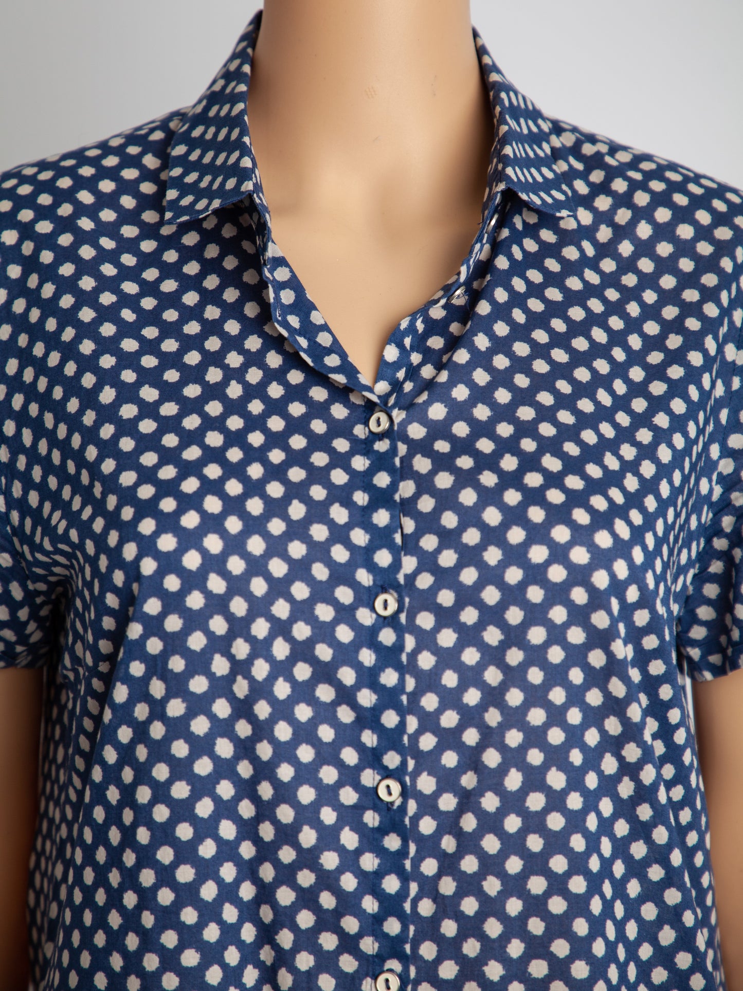 good polo blue polka dot short-sleeved button-up shirt size xs