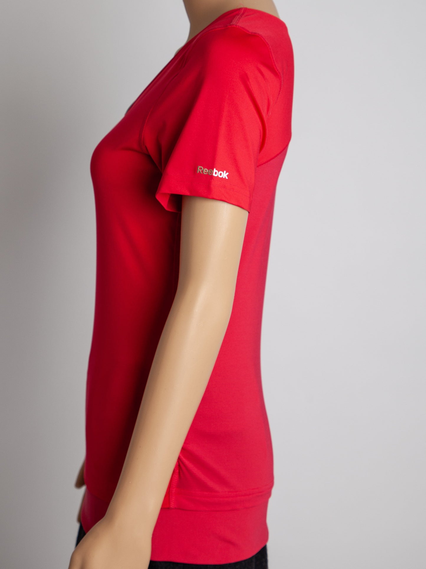excellent reebok women's pink v-neck t-shirt size not specified