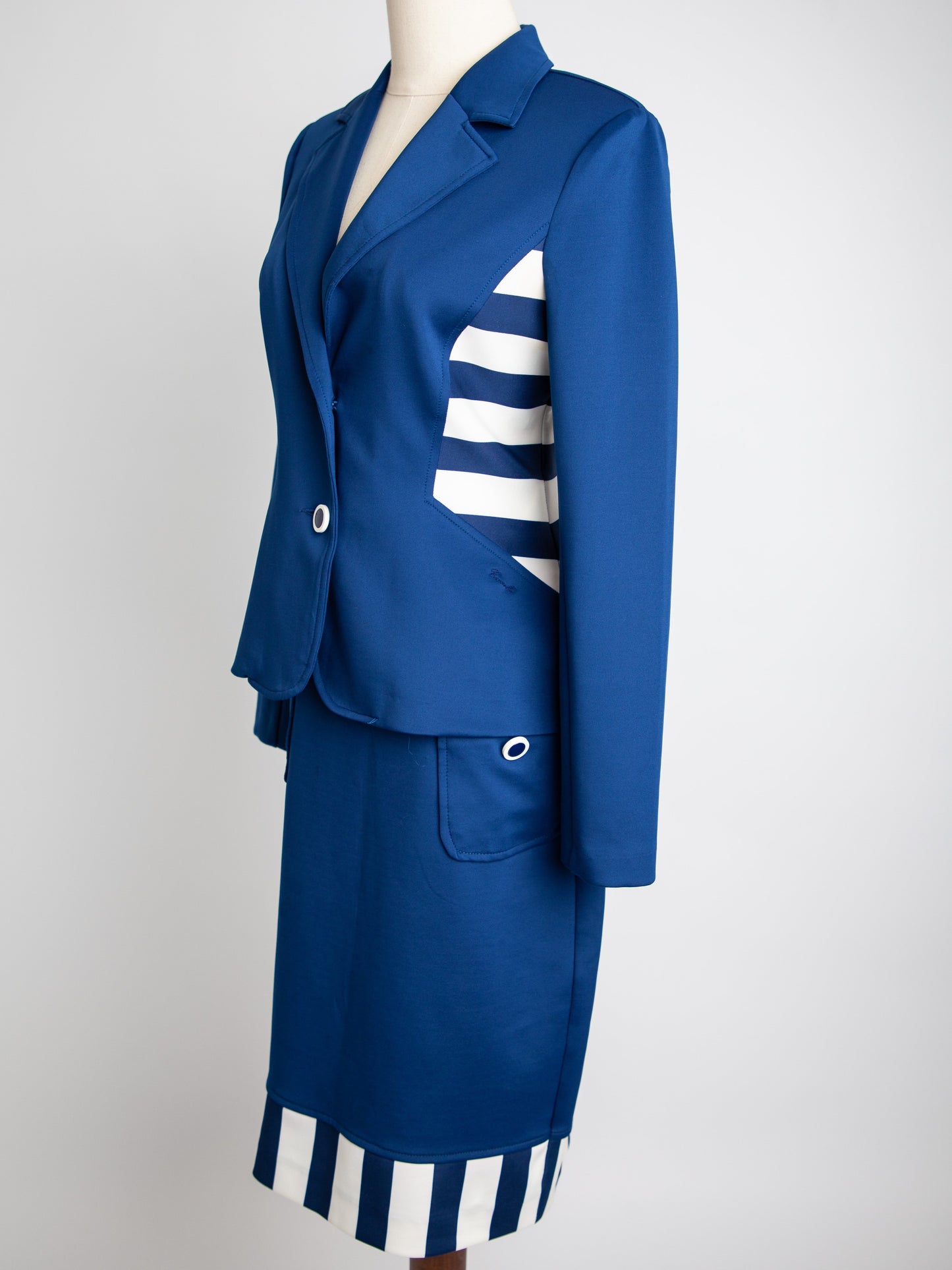 good cannella blue tailored jacket size m with white accents