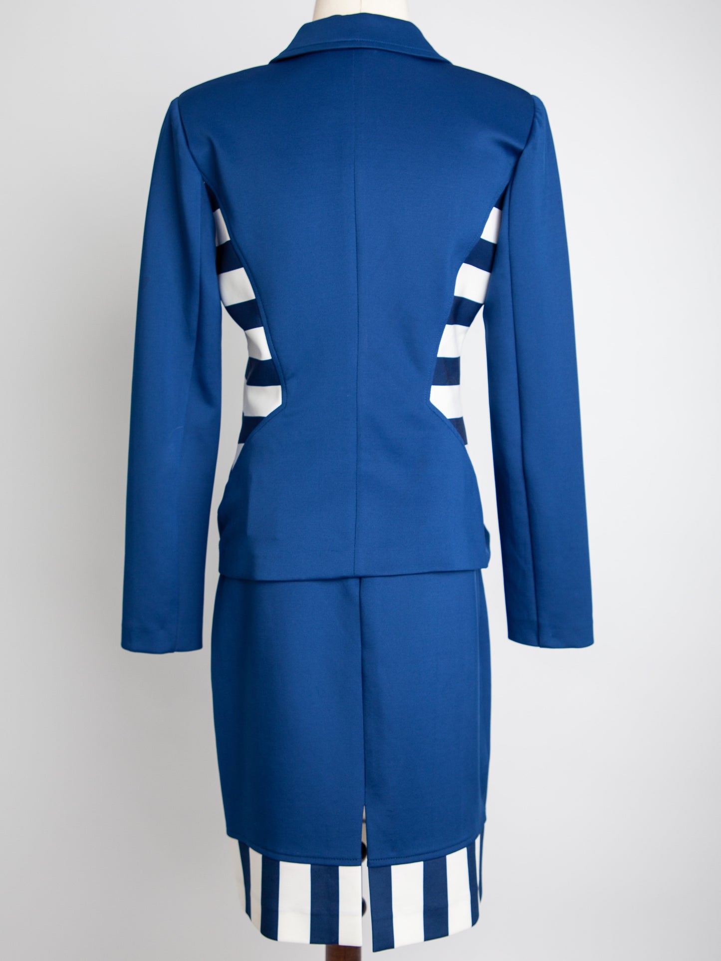 good cannella blue tailored jacket size m with white accents
