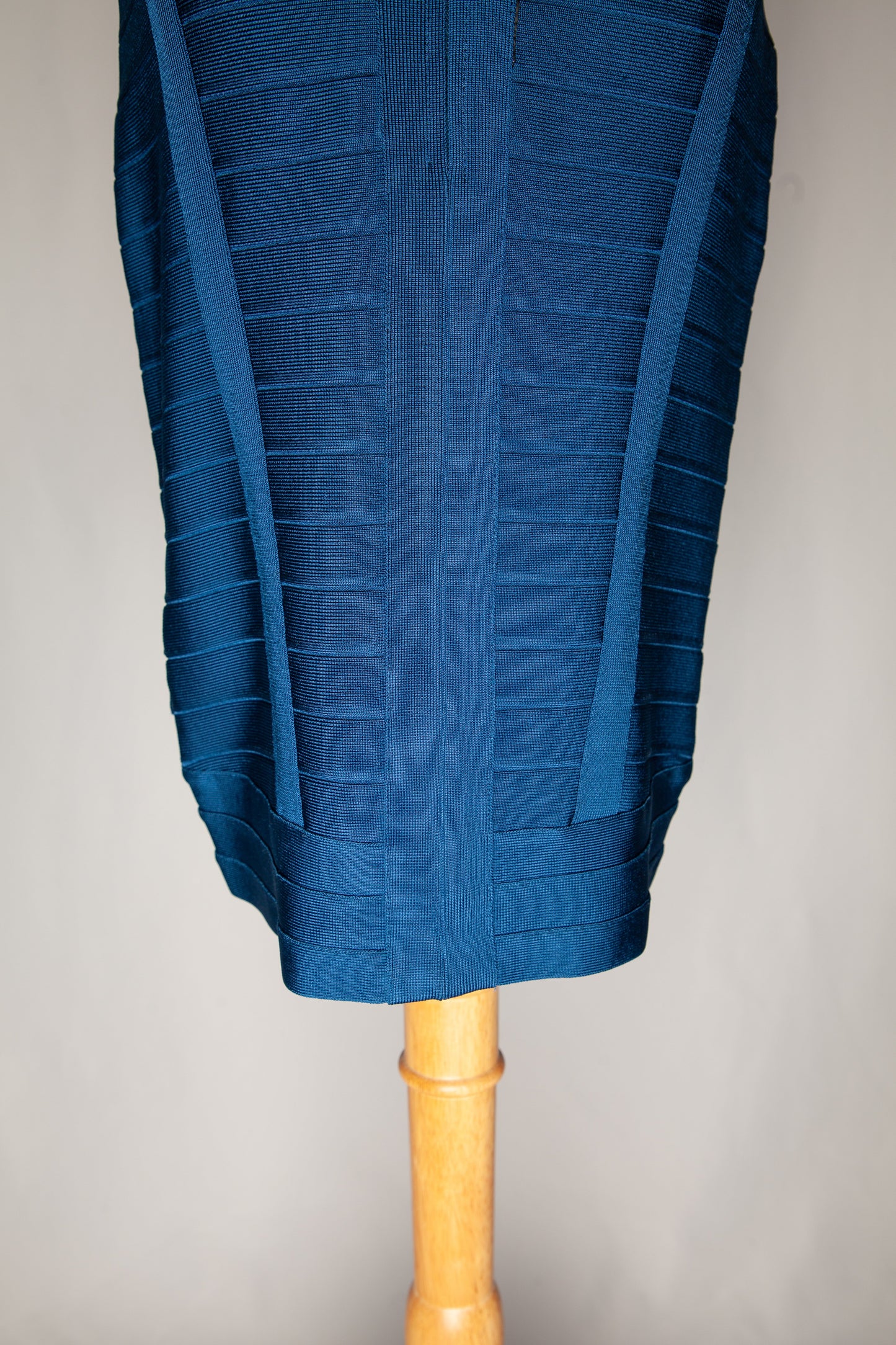 excellent herve leger blue dress size m sleeveless v-neck