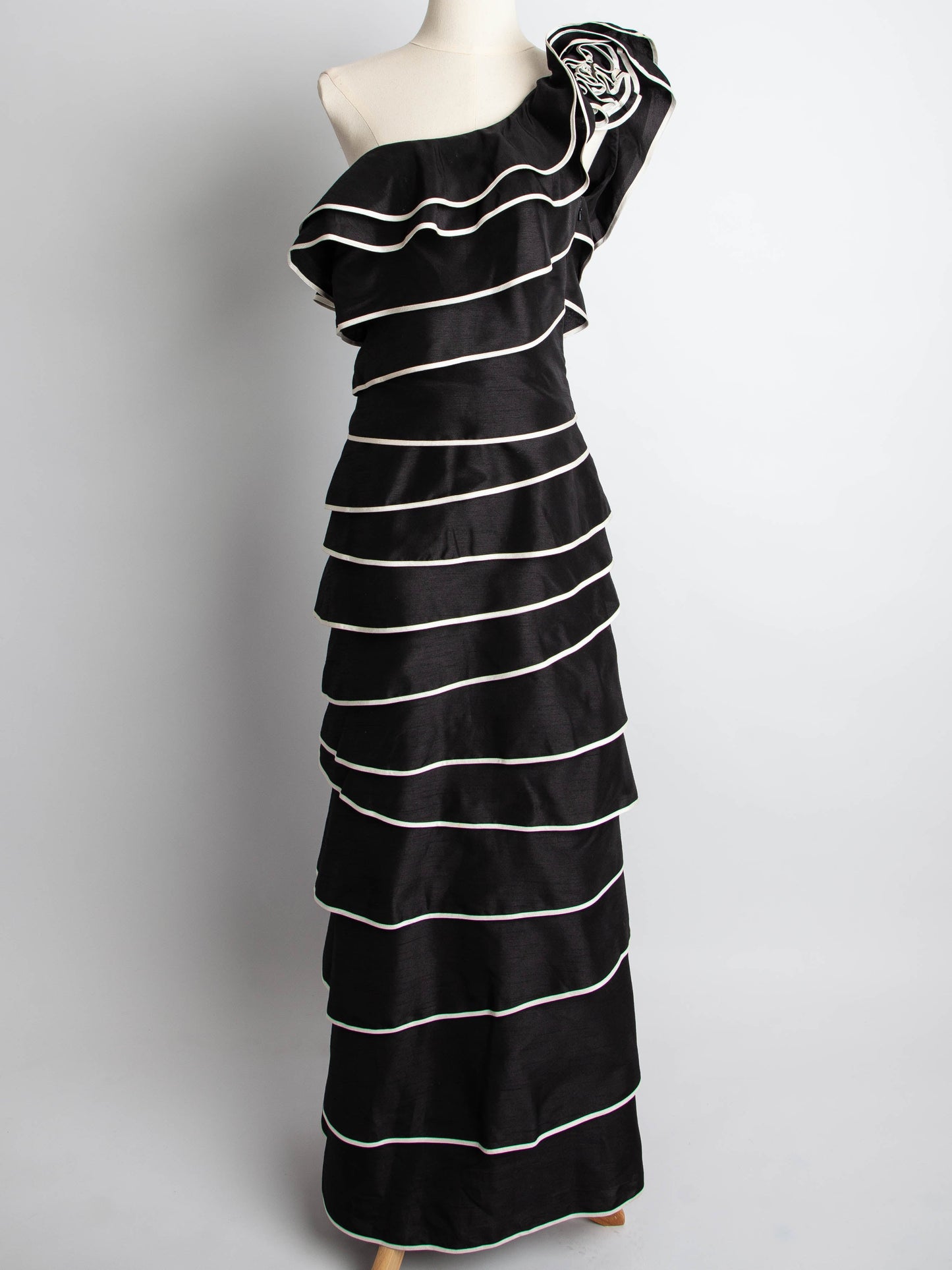 good pearce fionda black one-shoulder dress with ruffles