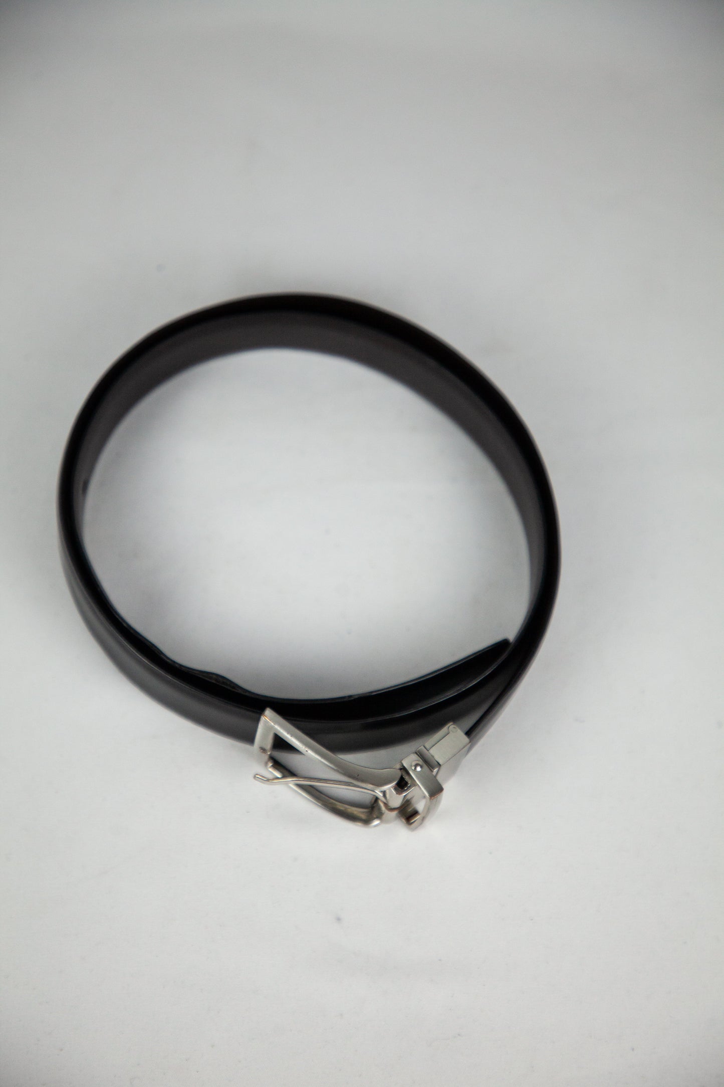 good tommy hilfiger black genuine leather belt with silver buckle