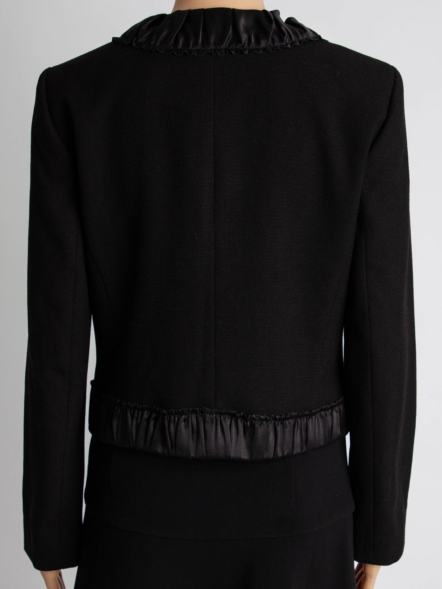 new maxco black viscose jacket with ruffled satin collar