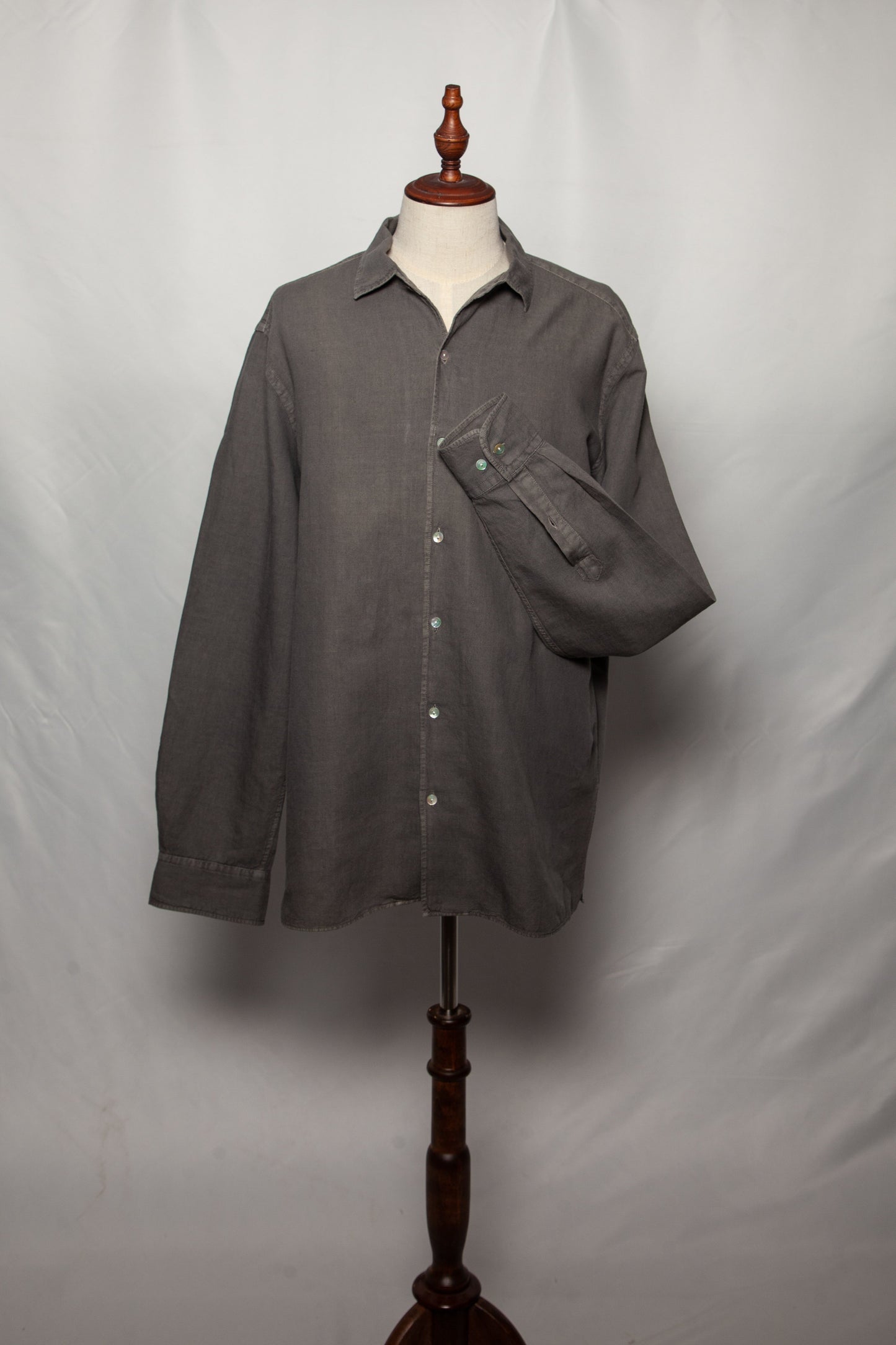 good scalpers gray long-sleeve button-up shirt size xs
