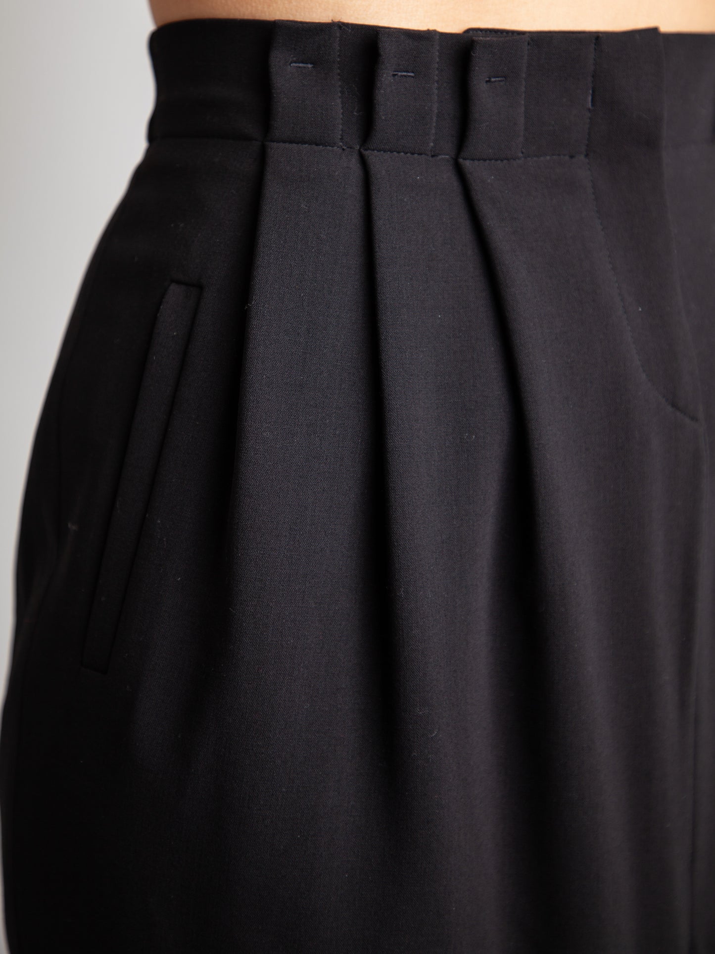 good armani exchange black polyester women's skirt size s with pleats