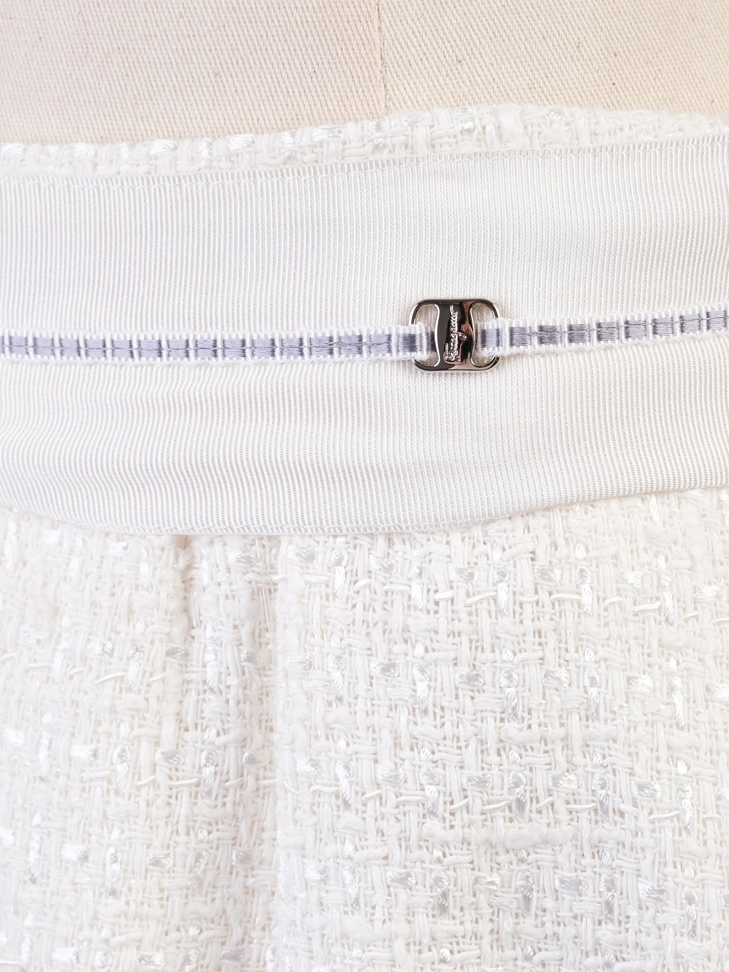 excellent salvatore ferragamo white textured skirt size l