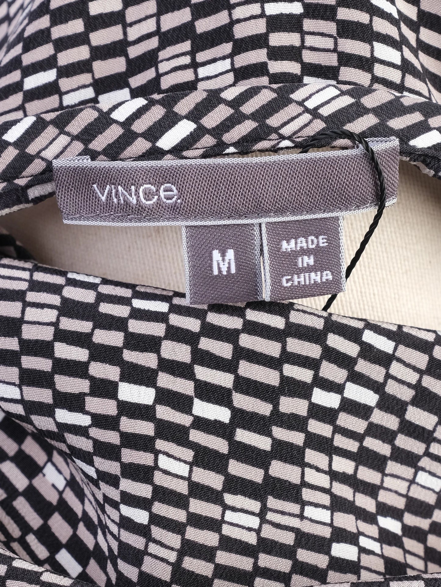 excellent vince black & white silk blouse size m with geometric pattern