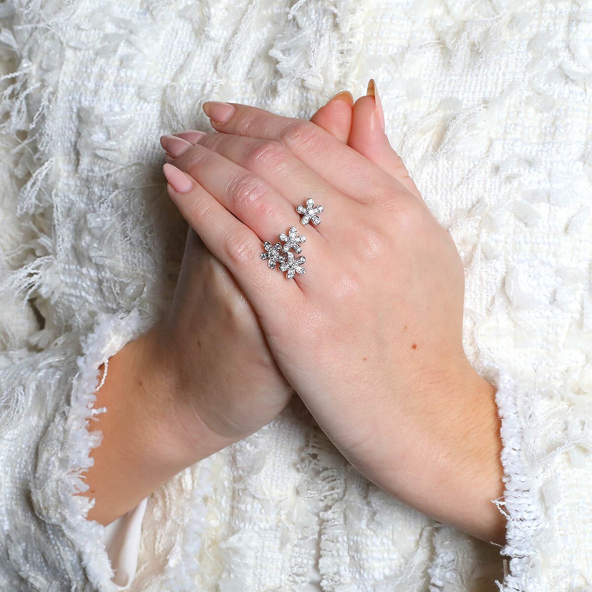 van cleef & arpels entre les doigts socrate diamonds and gold ring